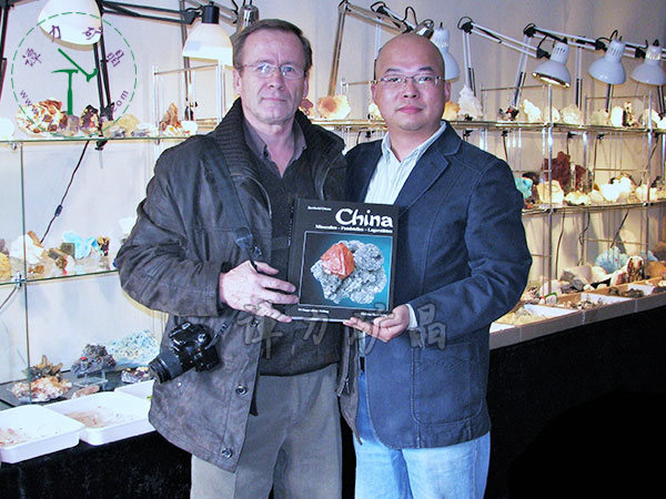 《中国矿物与产地》作者，德国矿物学家Berthold-Ottens贝特赫尔德·奥腾斯（左），谭力（右）
