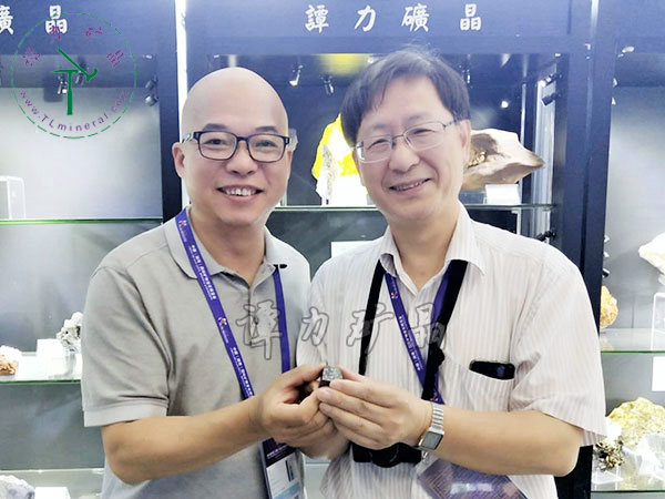 福州大学紫金矿业学院刘羽院长（右）接受谭力捐赠的矿物标本