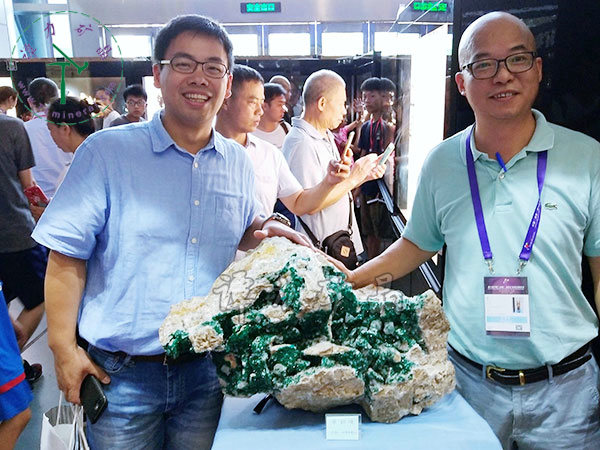 香港矿物学会会长翁良源（左）盛赞谭力的精美矿物