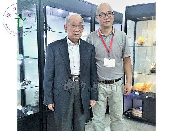 中国月球探测工程首席科学家，“嫦娥之父”-欧阳自远院士（左）