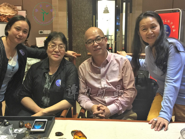 右起：中国古生物化石保护基金会创办人单华春，谭力，琥珀收藏大家高阁（艾青之女）和她的助手。
