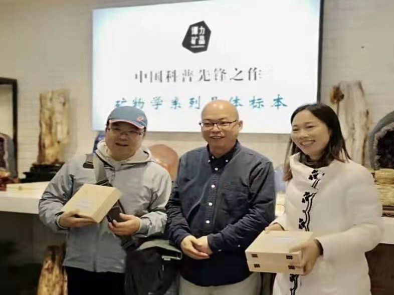 与长沙市明德中学党委书记、研学主任、地理老师和长沙市第一中学地理老师学生开展研学课
