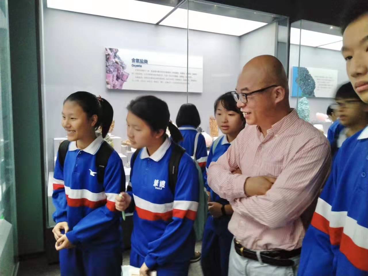 雅礼中学的高一学生由地理老师带队到湖南省地质博物馆上研学课程